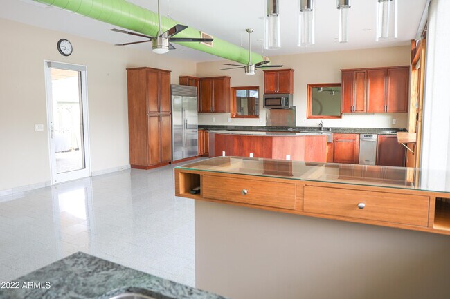 8433 E Cactus Rd in Scottsdale, AZ - Building Photo - Building Photo