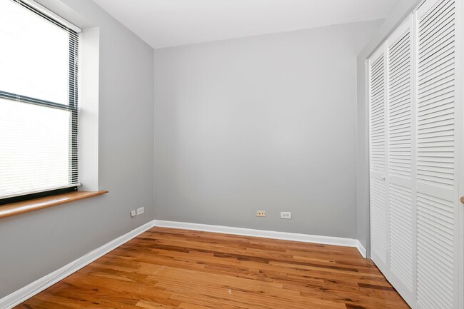 2405 E 72nd St in Chicago, IL - Building Photo - Building Photo