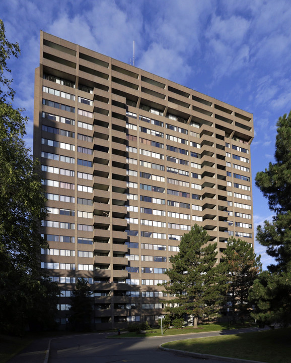 Strathmore Towers North in Ottawa, ON - Building Photo