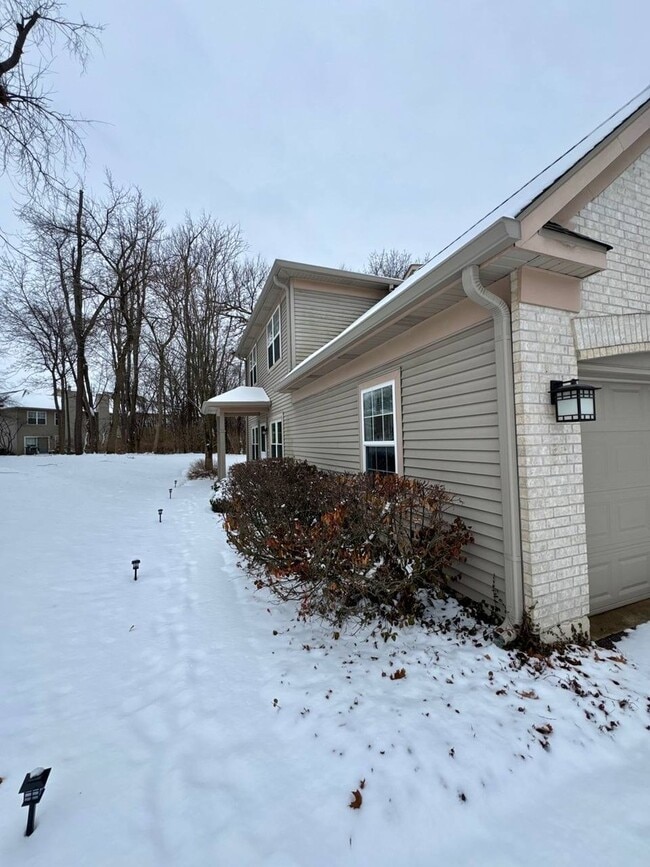 5261 Pebble Ln in Crystal Lake, IL - Building Photo - Building Photo