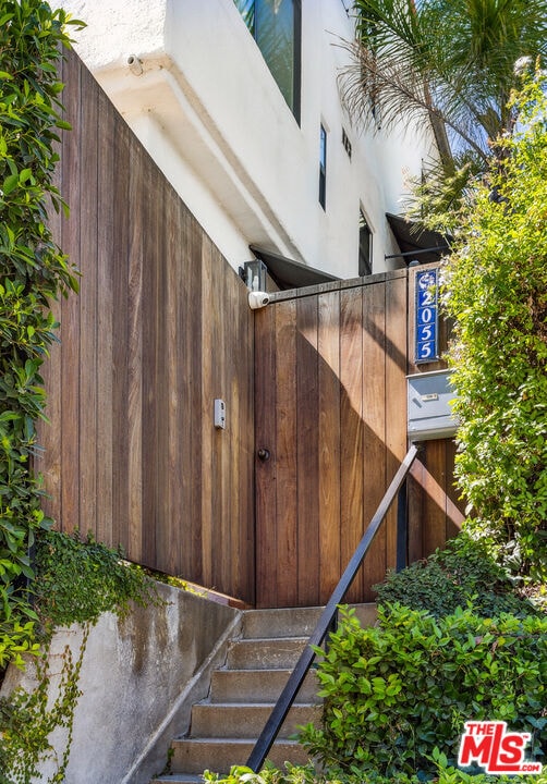 2055 W Silver Lake Dr in Los Angeles, CA - Building Photo - Building Photo