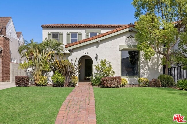 property at 120 S Poinsettia Pl