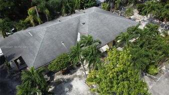 2323 Polk St in Hollywood, FL - Building Photo