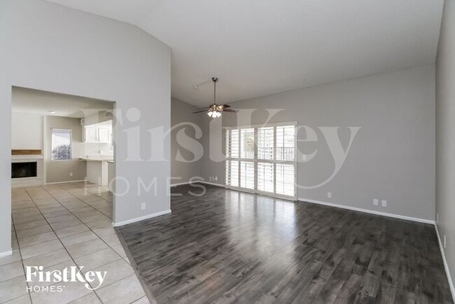 2413 W Estrella Dr in Chandler, AZ - Foto de edificio - Building Photo