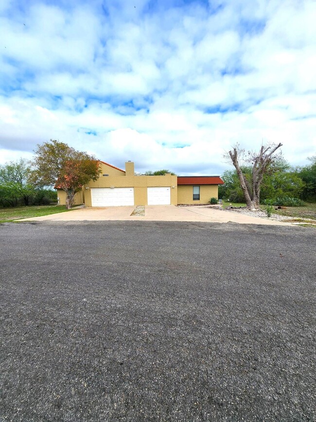 907 Lago Vista Dr in Del Rio, TX - Building Photo - Building Photo