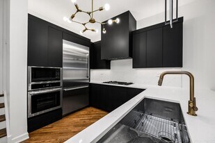 363 W Superior St in Chicago, IL - Building Photo