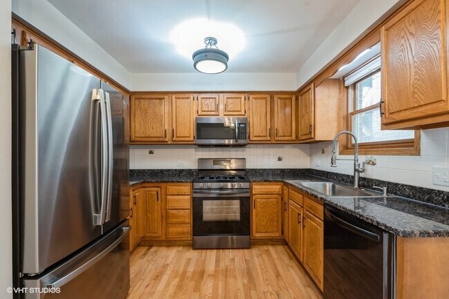 7411 N Claremont Ave in Chicago, IL - Building Photo - Building Photo