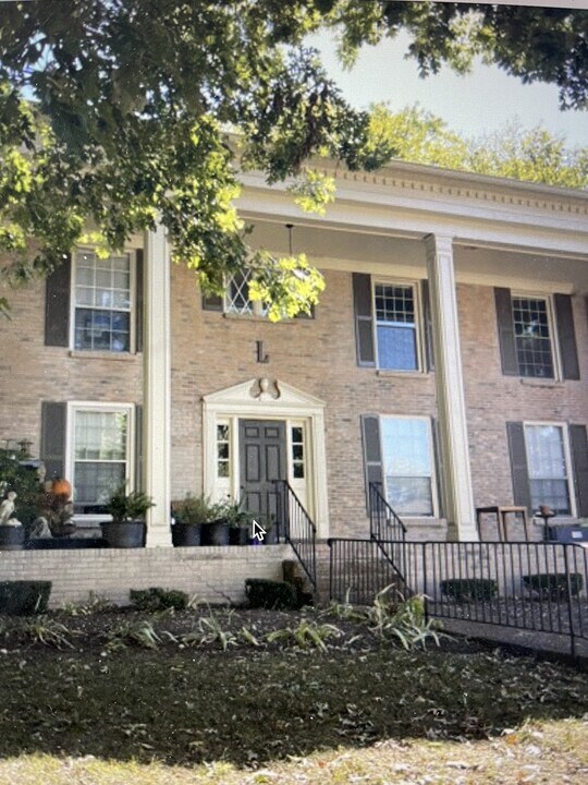 1011 Murfreesboro Rd in Franklin, TN - Building Photo
