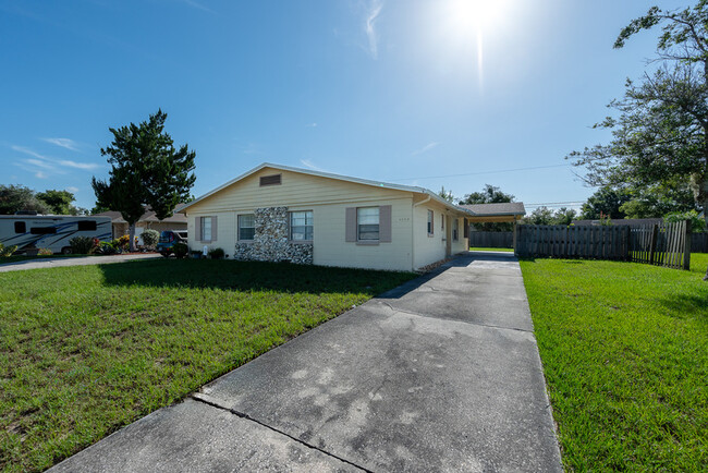 665 Belltower Ave in Deltona, FL - Foto de edificio - Building Photo