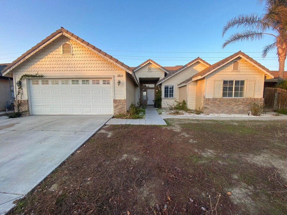 235 Burgundy St in Los Banos, CA - Building Photo