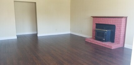 260 W J St in Oakdale, CA - Building Photo - Building Photo