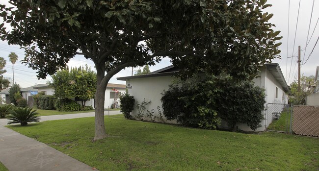 5862-5872 Western Ave in Buena Park, CA - Foto de edificio - Building Photo