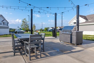 Seasons at Mount Pleasant in Mount Pleasant, WI - Foto de edificio - Building Photo