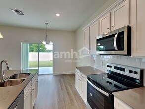 1114 Heavenly Dr in St. Cloud, FL - Foto de edificio - Building Photo