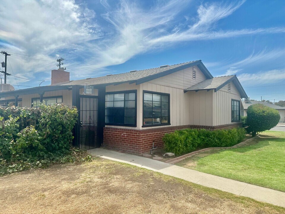 3204-3208 E Normal Ave in Fresno, CA - Foto de edificio
