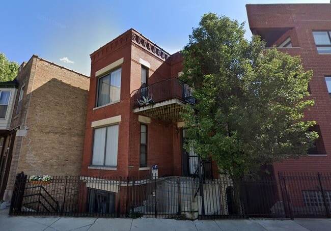 1739 W Beach Ave, Unit 2 in Chicago, IL - Foto de edificio - Building Photo