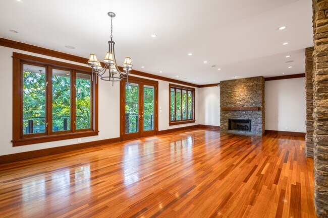 3524 Mathers Ave in West Vancouver, BC - Building Photo - Building Photo