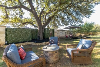 11102 Railway Ln in Austin, TX - Foto de edificio - Building Photo