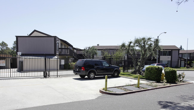 Pepperwood Apartments in Fullerton, CA - Foto de edificio - Building Photo