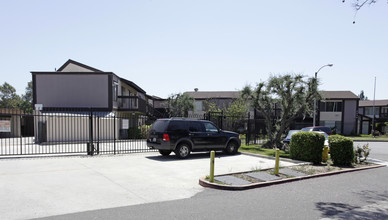 Pepperwood Apartments in Fullerton, CA - Building Photo - Building Photo