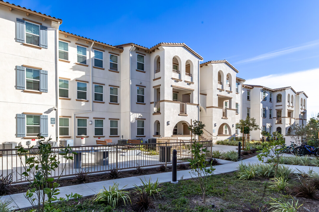 Valencia Garden Apartments in Orange, CA - Building Photo