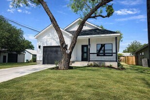 600 Fir Ln in Cottonwood Shores, TX - Building Photo