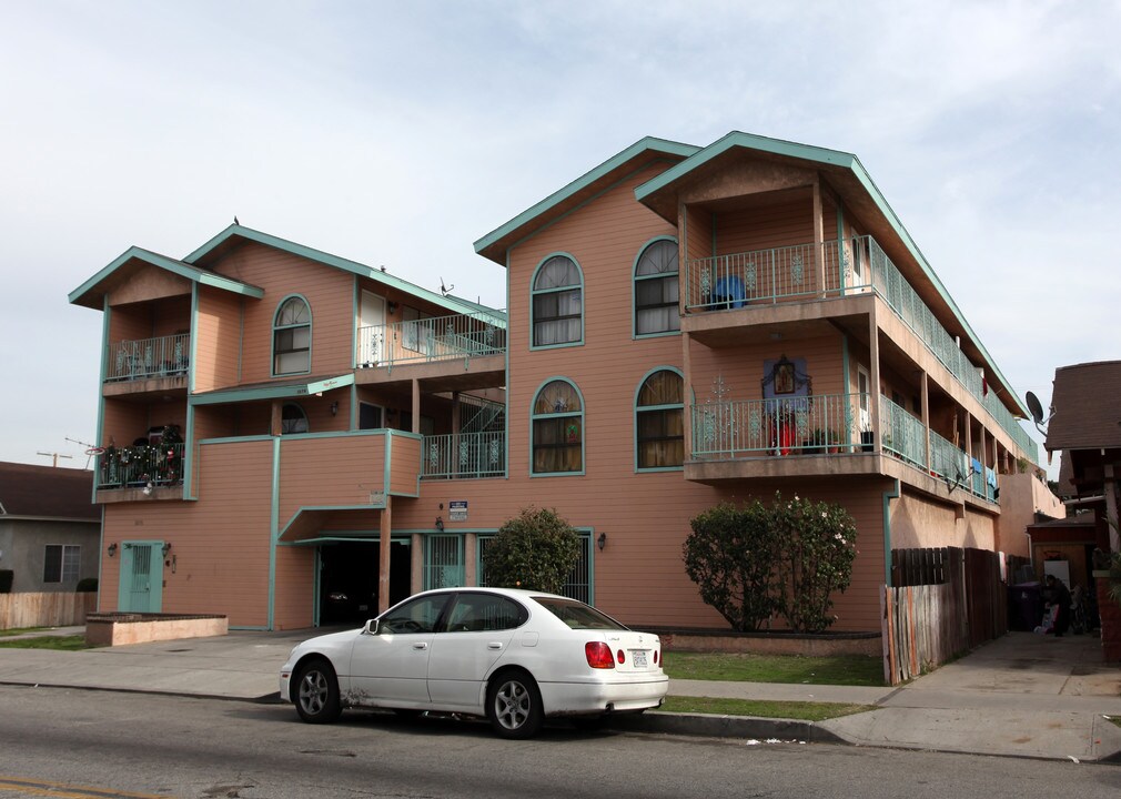 Cherry Heights Apartments in Long Beach, CA - Building Photo