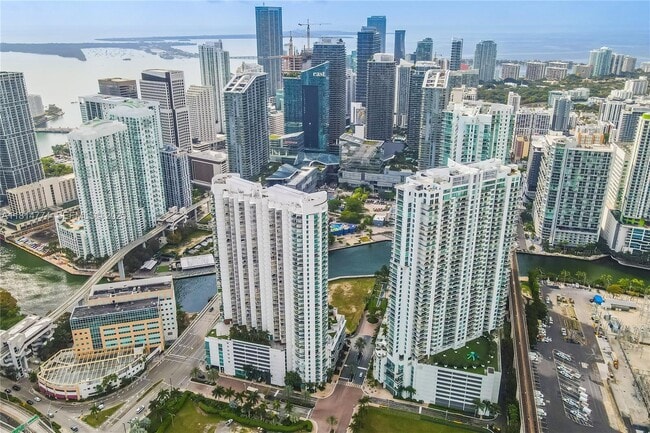 90 SW 3rd St in Miami, FL - Building Photo - Building Photo