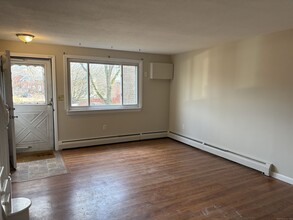 300 Green Rd-Unit -APT D in Manchester, CT - Building Photo - Building Photo