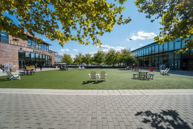 1025 1st St SE, Unit 801 in Washington, DC - Foto de edificio - Building Photo