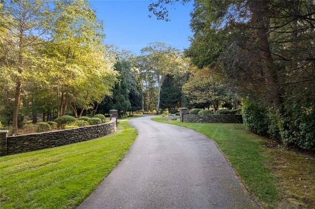 1191 N MAIN Rd in Jamestown, RI - Building Photo - Building Photo