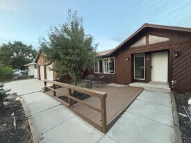 11299 Woodhill Dr in Sandy, UT - Building Photo