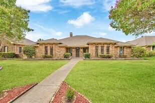 9738 Amberley Dr in Dallas, TX - Building Photo