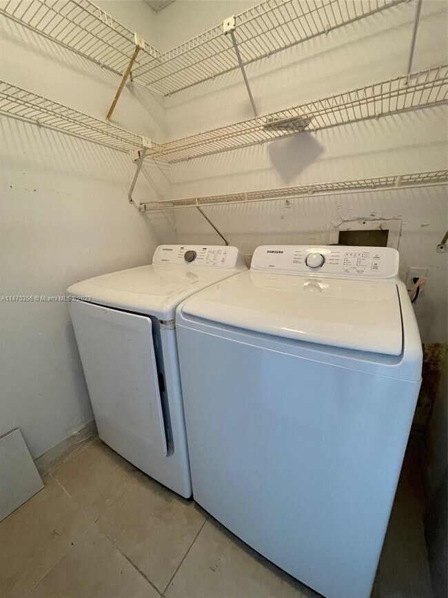 807 NE 199th St-Unit -106 in Miami, FL - Building Photo - Building Photo