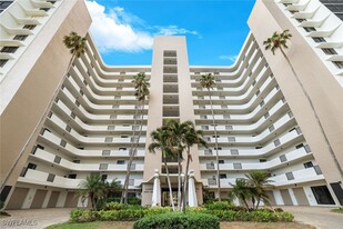 11 Bluebill Ave in Naples, FL - Building Photo