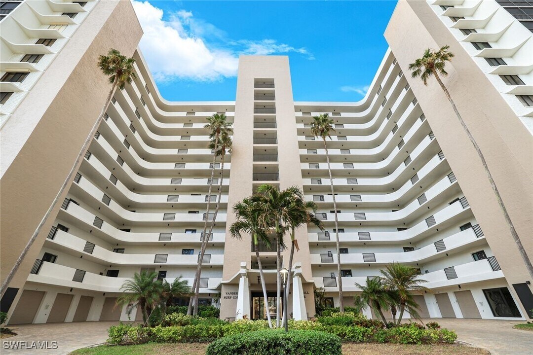 11 Bluebill Ave in Naples, FL - Building Photo
