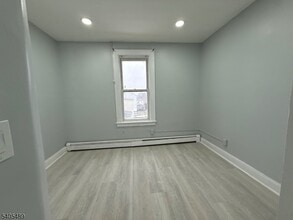 437 Morrissee Ave in Haledon, NJ - Foto de edificio - Building Photo