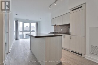 501 St Clair Ave W in Toronto, ON - Building Photo - Building Photo