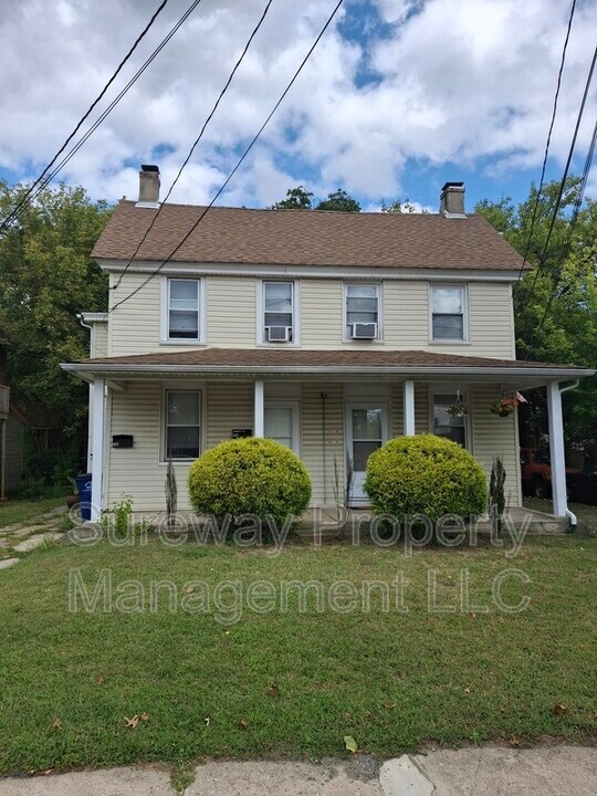 25 E Camden Ave in Moorestown, NJ - Building Photo