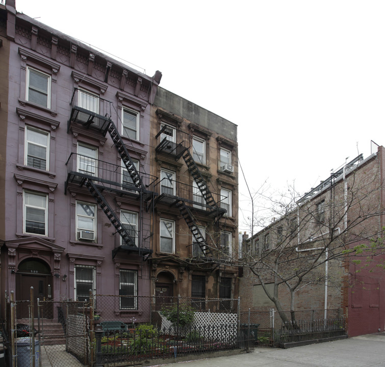 498 Clinton Ave in Brooklyn, NY - Foto de edificio