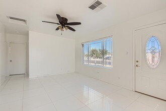 2132 Franklin Ave in Las Vegas, NV - Foto de edificio - Building Photo