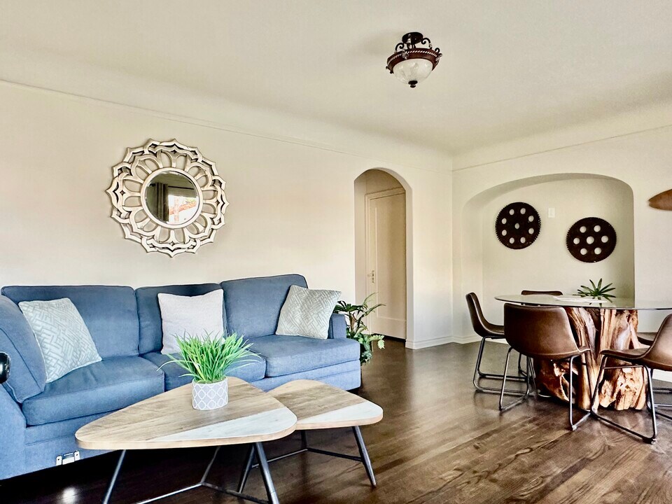 211 Corona Ave in Long Beach, CA - Building Photo