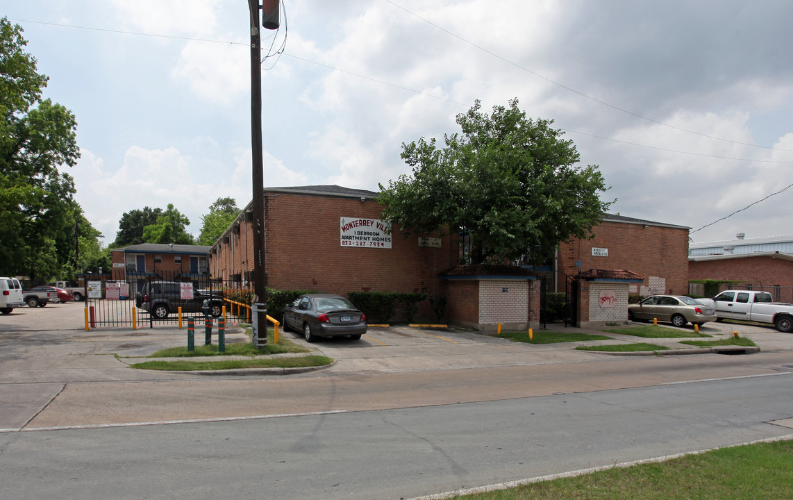 Monterrey Villa Apartments in Houston, TX - Building Photo