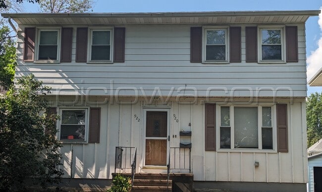 property at 920 F Ave NW