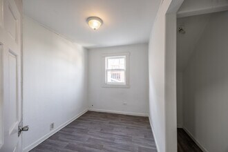 2140 N Karlov Ave, Unit 2 in Chicago, IL - Building Photo - Building Photo