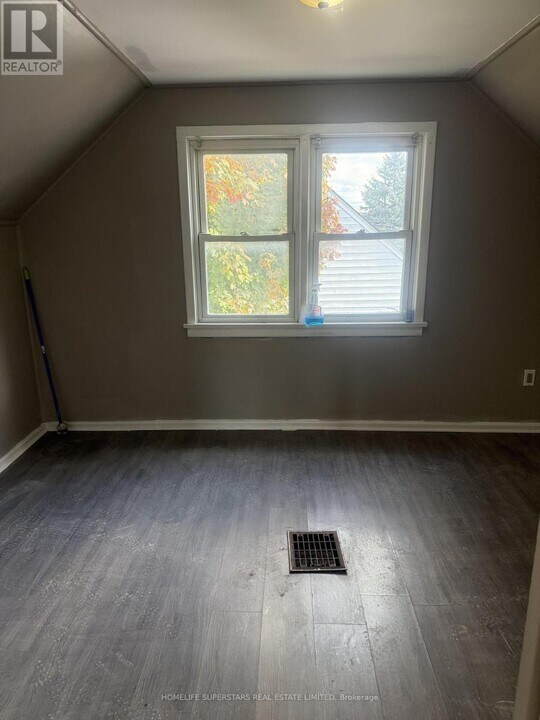 6391 McLeod Rd in Niagara Falls, ON - Building Photo