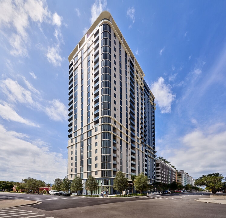 EVO APARTMENTS in St. Petersburg, FL - Building Photo
