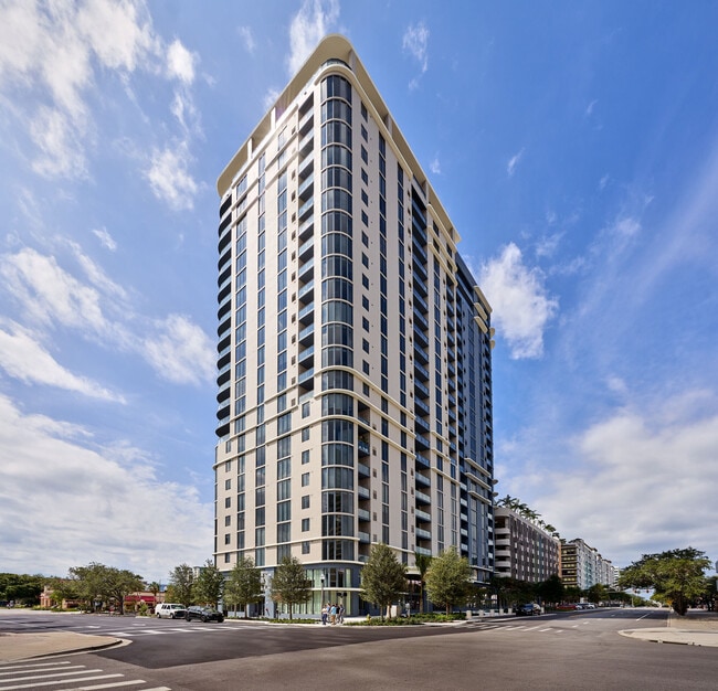 EVO APARTMENTS in St. Petersburg, FL - Foto de edificio - Building Photo