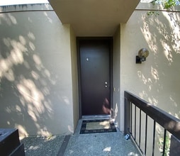 739 Woodside Ln E in Sacramento, CA - Building Photo - Building Photo