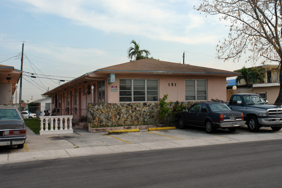 151 W 5th St in Hialeah, FL - Foto de edificio